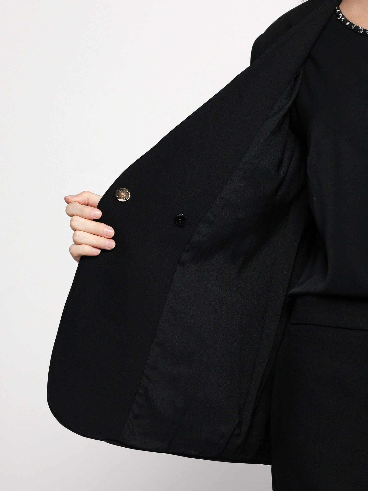 Жакет черного цвета прямого кроя